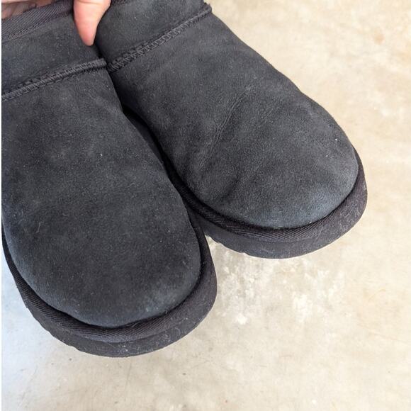 UGG 1116109 Black Classic Ultra Leather Mini Ankle Boots, size 8 - Picture 3 of 7
